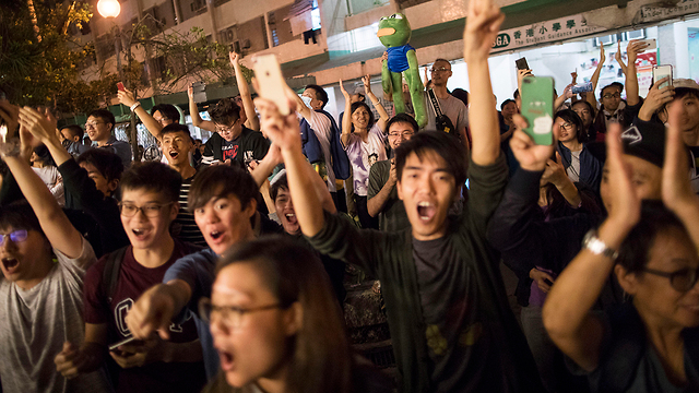 הונג קונג ניצחון פרו דמוקרטים בחירות (צילום: EPA)