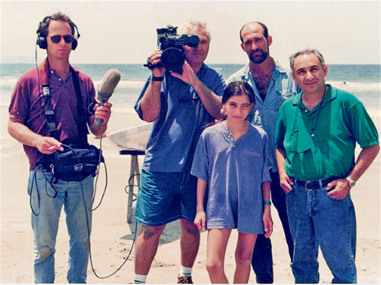גרובר (מימין) עם צוות הצילום של ערוץ 1 המיתולוגי (צילום: דני ברנע)