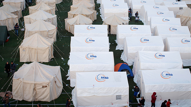 אלבניה רעידת אדמה אוהלים דורס (צילום: EPA)
