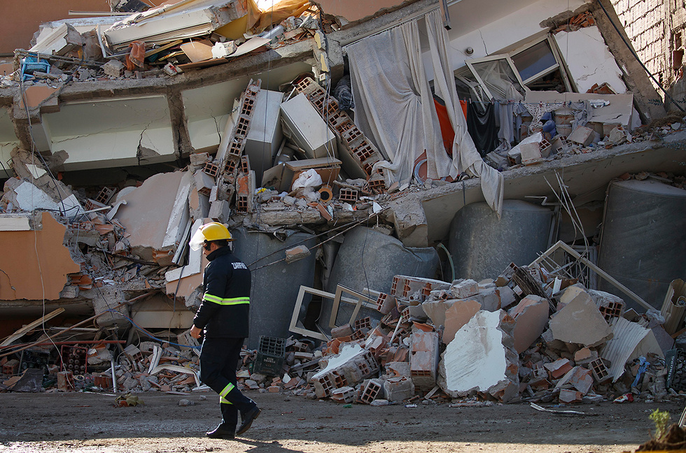 אלבניה רעידת אדמה חיפושים דורס (צילום: EPA)