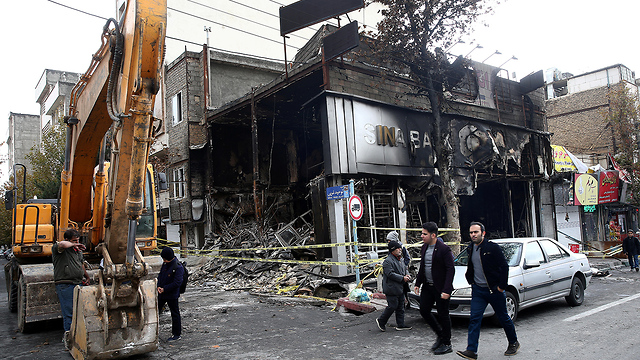איראן מהומות טהרן סניף בנק שרוף (צילום: רויטרס)