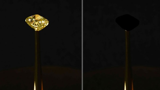 שחור יותר מהרקע. יהלום רגיל (משמאל) ובציפוי בולע אור (מימין)  ( צילום: Diemut Strebe, MIT)