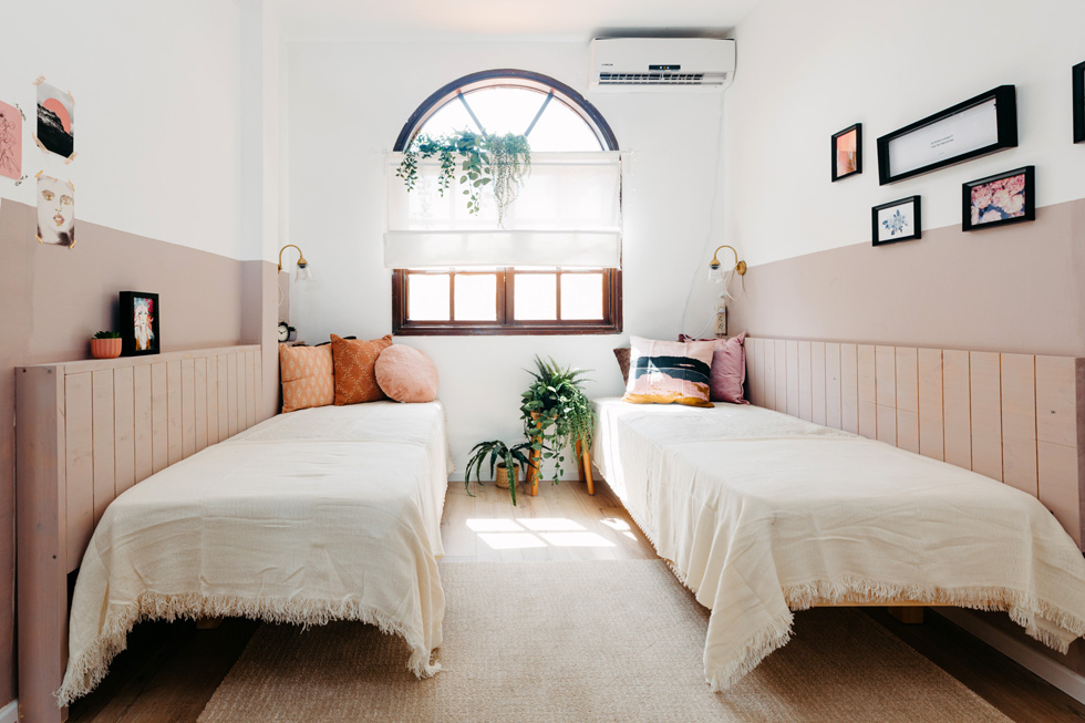 שפע של טקסטיל וצבעים רכים בחדר השינה נועד ליצור תחושה של בית אמיתי (צילום: יניב שמידט)