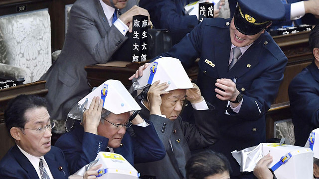תרגיל רעידת אדמה פרלמנט יפן מחוקקים קסדות (צילום: רויטרס)