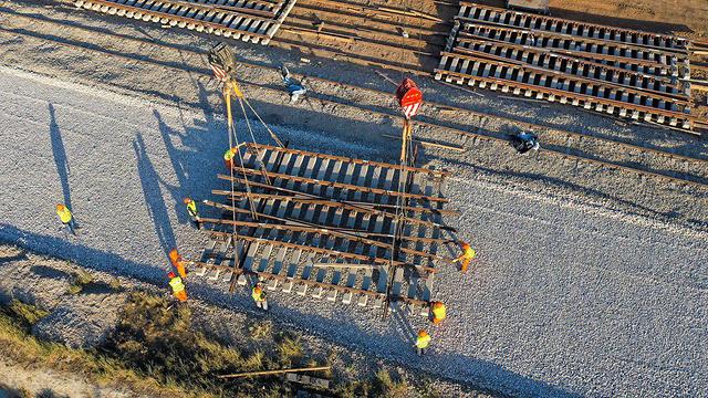 עבודות התשתית בקו הרכבת שבין הרצליה לחדרה (צילום: Cloudview צילומי אוויר)