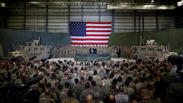 דונלד טראמפ מבקר חיילים אמריקנים ב אפגניסטן (צילום: רויטרס)