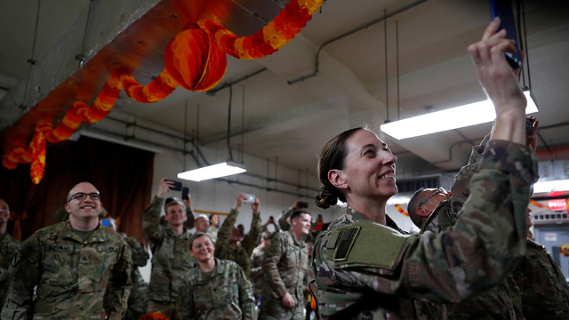 דונלד טראמפ מבקר חיילים אמריקנים ב אפגניסטן (צילום: רויטרס)