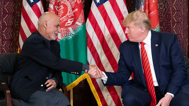 דונלד טראמפ מבקר חיילים אמריקנים ב אפגניסטן (צילום: AP)