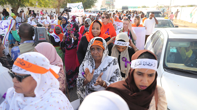 נשים ב סודן ב הפגנה נגד אלימות חוגגות את הקמת היחידה למאבק באלימות נגד נשים וילדים (צילום: EPA)