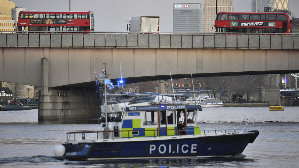 פיגוע דקירה בגשר לונדון (צילום: AP)