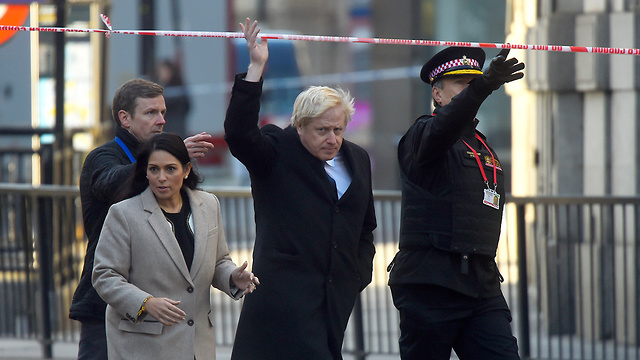 ראש ממשלת בריטניה בוריס ג'ונסון ביקור זירה פיגוע דקירה גשר לונדון (צילום: gettyimages)