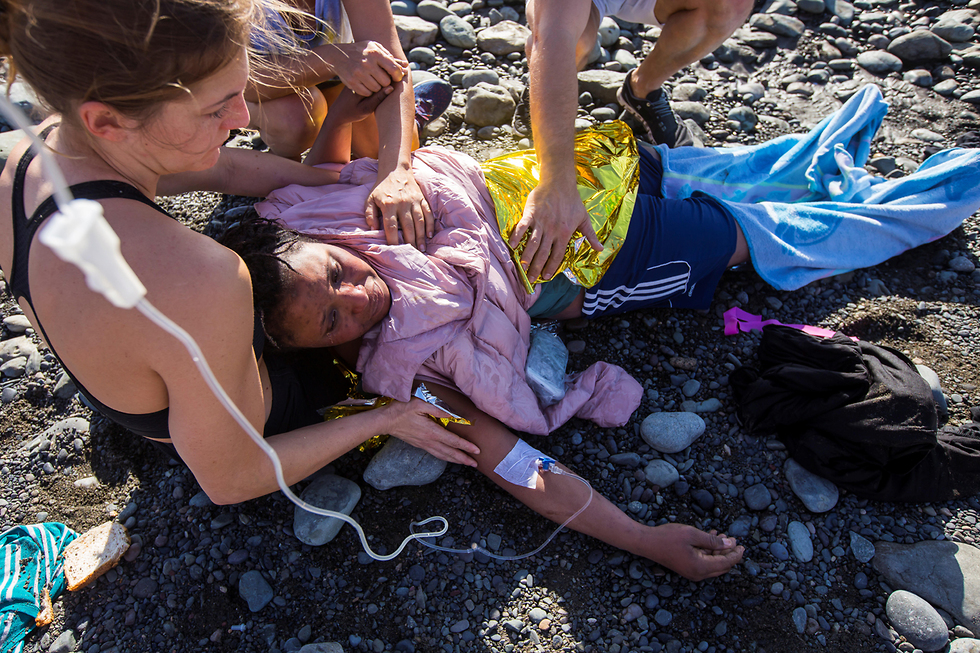 ספרד מתרחצים עזרו ל מהגרים חוף האיים הקנריים  (צילום:  רויטרס)