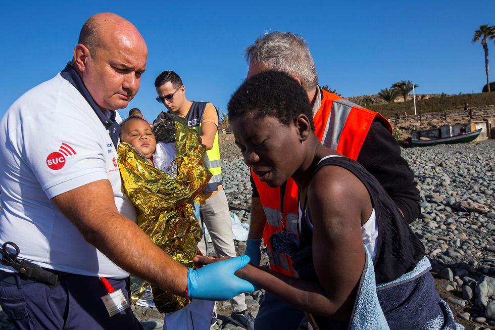 ספרד מתרחצים עזרו ל מהגרים חוף האיים הקנריים  (צילום:  רויטרס)