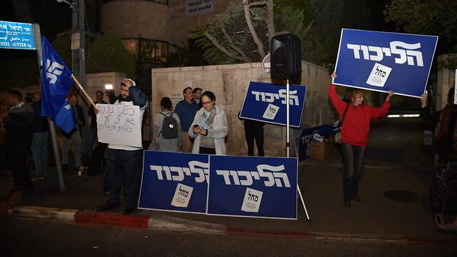Митинг сторонников Нетаниягу возле резиденции премьер-министра в Иерусалиме. Фото: Йоав Дудкевич