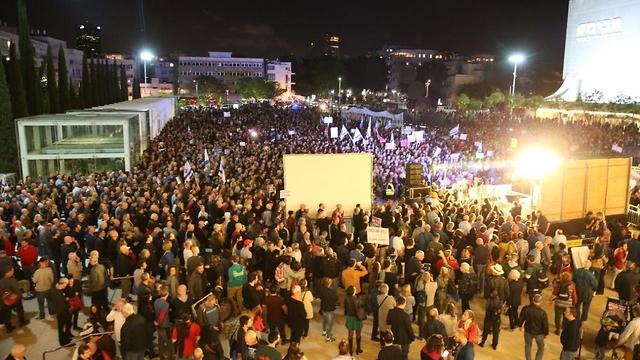 הפגנה נגד בנימין נתניהו בכיכר הבימה (צילום: מוטי קמחי)