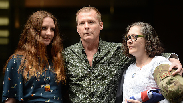 אוסטרליה טימותי וויקס עם אחיותיו שבוי שוחרר מה טליבאן (צילום: EPA)