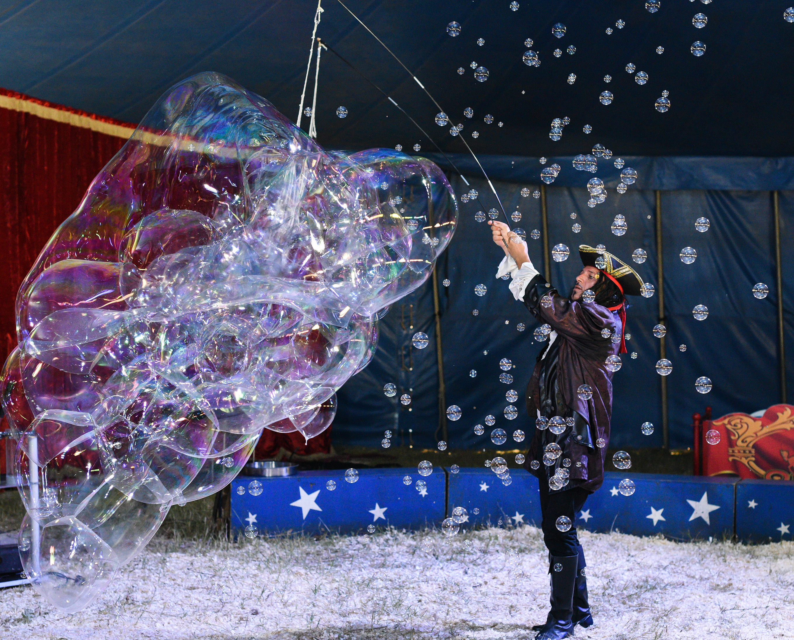 Шоу мыльных пузырей на представлении "Балаган в цирке". Фото: Диан Радев