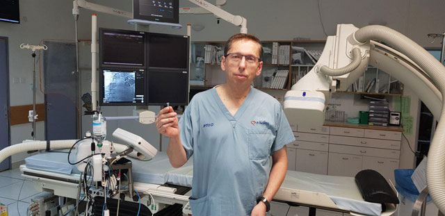 Д-р Хорхе Шлиамсер с новым устройством в кабинете катетеризации. Фото: пресс-служба больницы "Кармель"