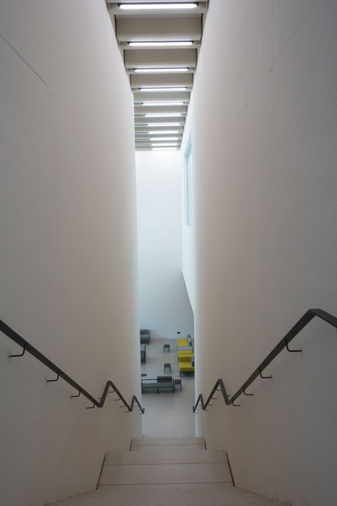 מדרגות הבטון הצרות מתבררות כאופנתיות, ויחזרו גם במוזיאון הבא (צילום: מיכאל יעקובסון)
