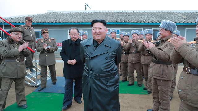 קים ג'ונג און שליט צפון קוריאה ב מעיל עור ב ניסוי נשק של 