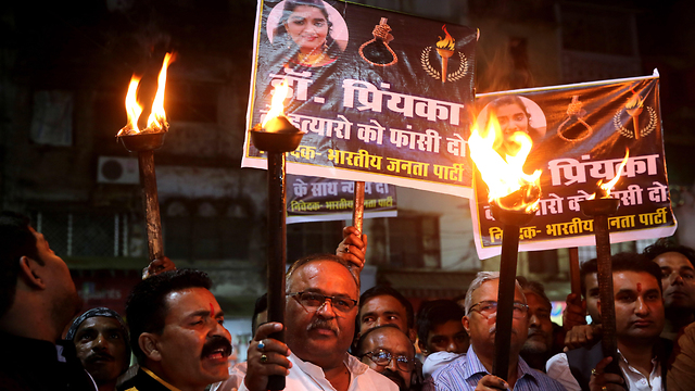הודו אונס הפגנה בהופל רצח פריאנקה (צילום: EPA)