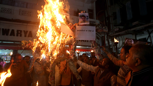 הודו אונס הפגנה בהופל רצח פריאנקה (צילום: EPA)