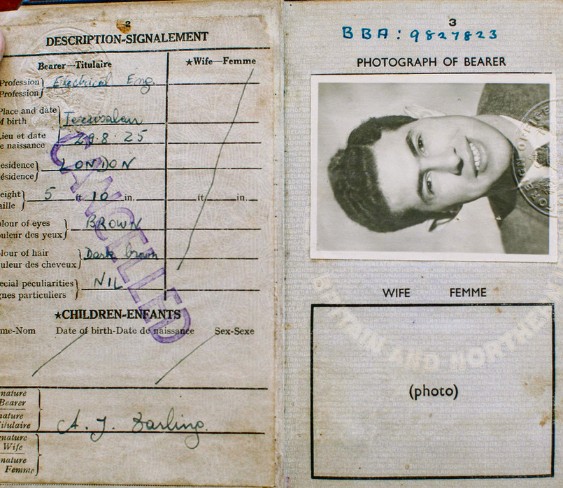 הדרכון הבריטי של אברהם דר | צילום: אילן ספירא