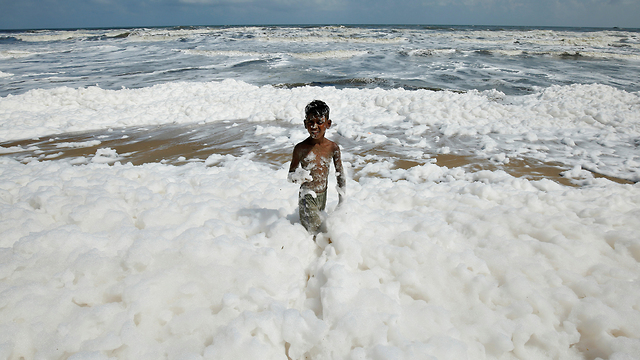 הודו צ'נאי  מפרץ בנגל קצף חוף ים (צילום: רויטרס)