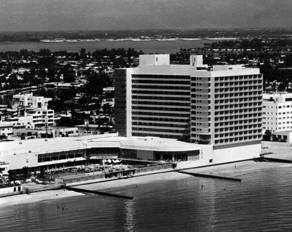 המלון תוכנן בסגנון המודרניסטי של מיאמי, MiMo. אחד האלמנטים הבולטים היה הגג מעל שביל הגישה (צילום: State Archives of Florida, Florida Memory, cc)