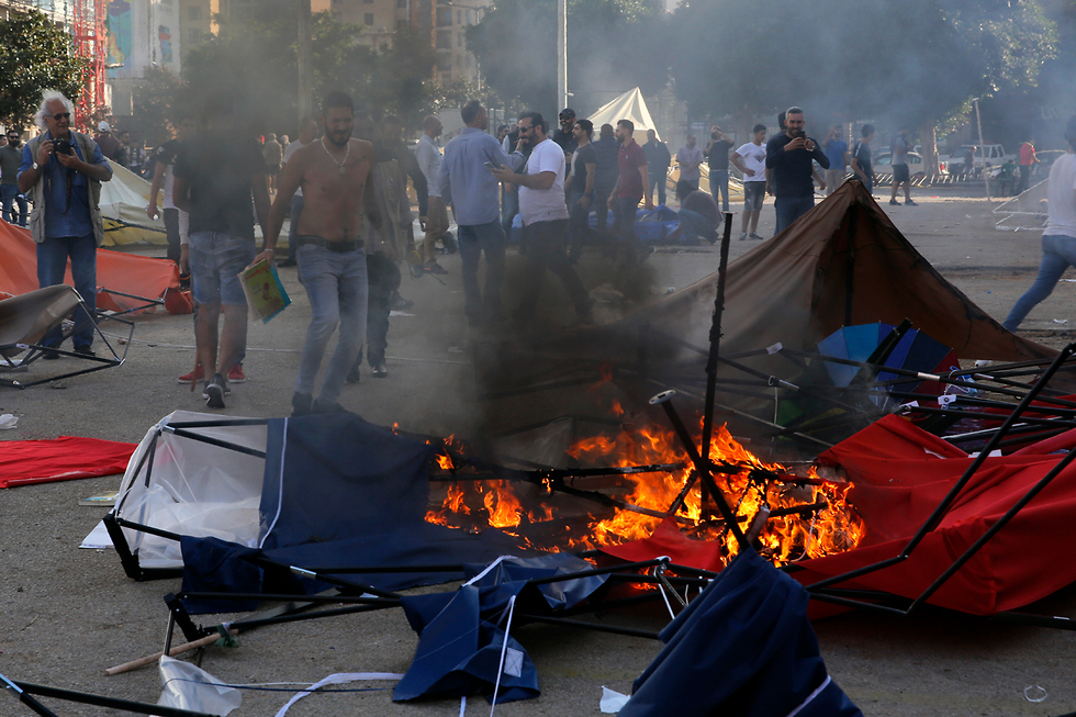 אוהל הפגנה מחאה ב לבנון ב ביירות (צילום: AP)