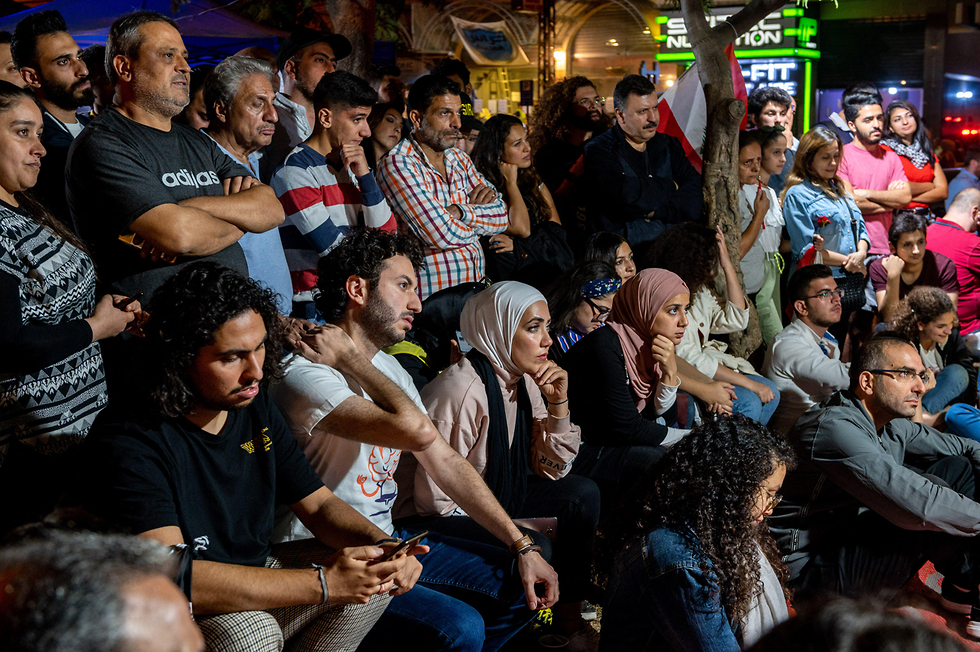 אוהל ויכוחים דיון בין מפגינים ב מחאה לבנון בעיר טריפולי (צילום: MCT)