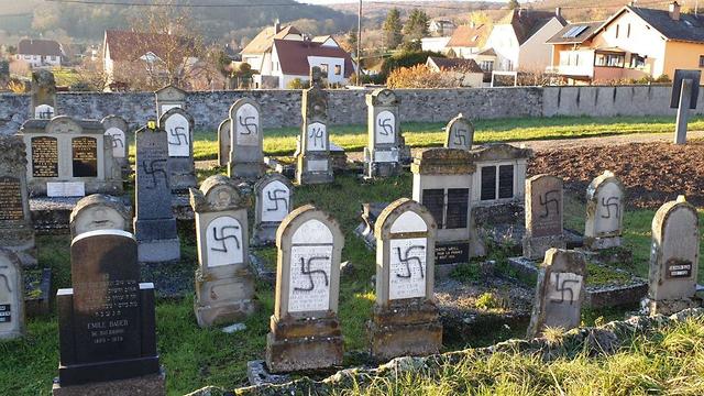 צלבי קרס על קברים בבית עלמין יהודי בצרפת ()