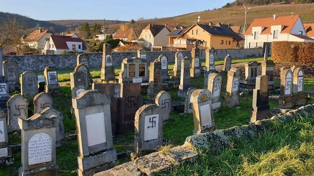 צלבי קרס על קברים בבית עלמין יהודי בצרפת ()