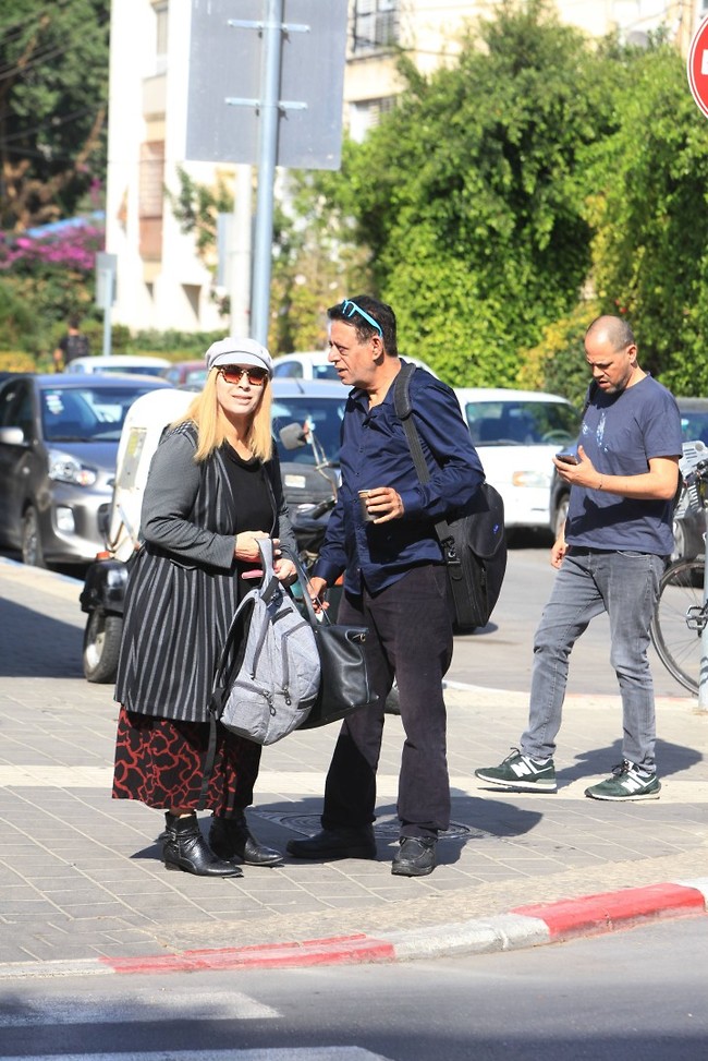 "אולי תרד מאיתנו? אנחנו ברגע אינטימי" (צילום: מוטי לבטון) "אולי תרד מאיתנו? אנחנו ברגע אינטימי" (צילום: מוטי לבטון)