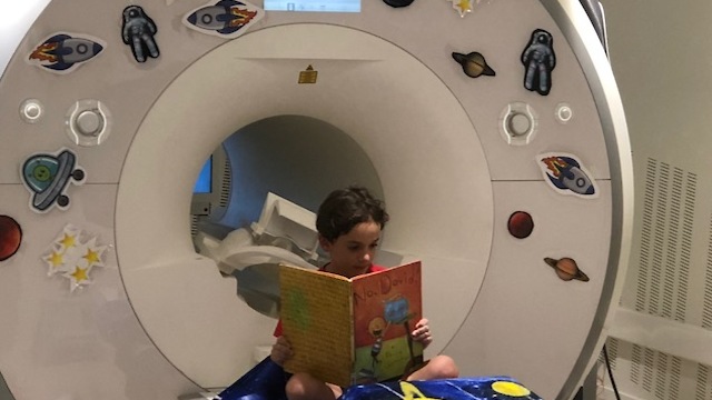 יאיר קראוס בן 9 קורא ספר במכשיר הMRI שבמכון שטראוס לחקר המוח באוניברסיטת תל אביב. (צולם באוני' ת