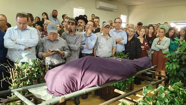 הלוויתה של תמר פניגשטיין שנהרגה בתאונת הרכבת הקלה בירושלים (צילום: יריב כץ)