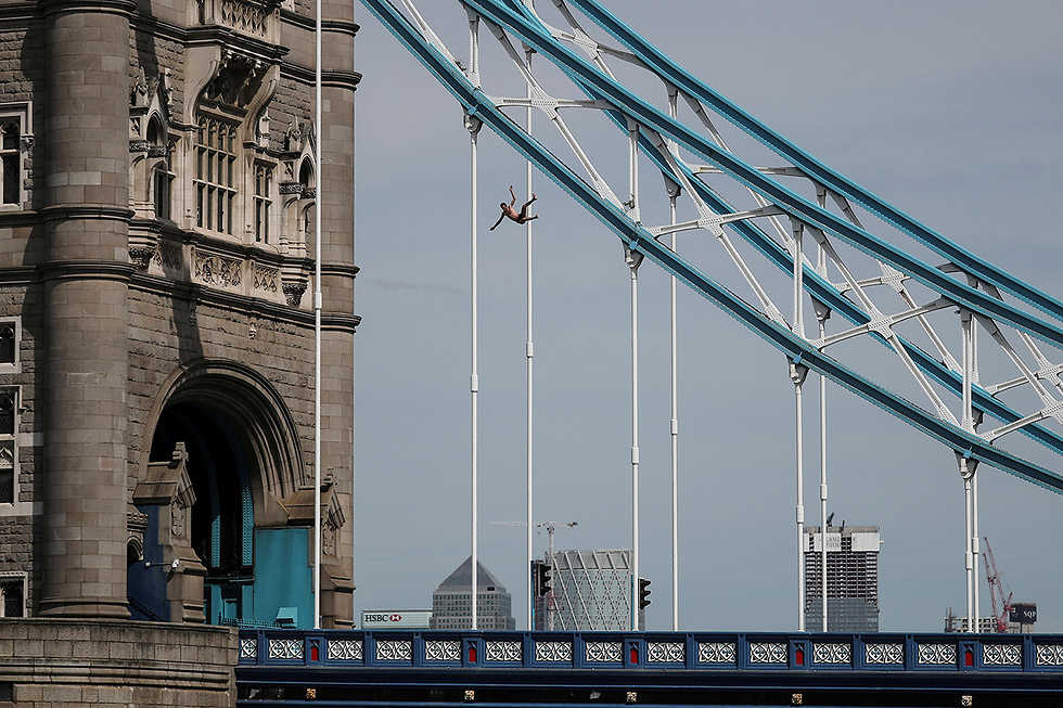 רויטרס תמונות השנה 2019 אדם קופץ מגשר מצודת לונדון יוני (צילום: רויטרס)