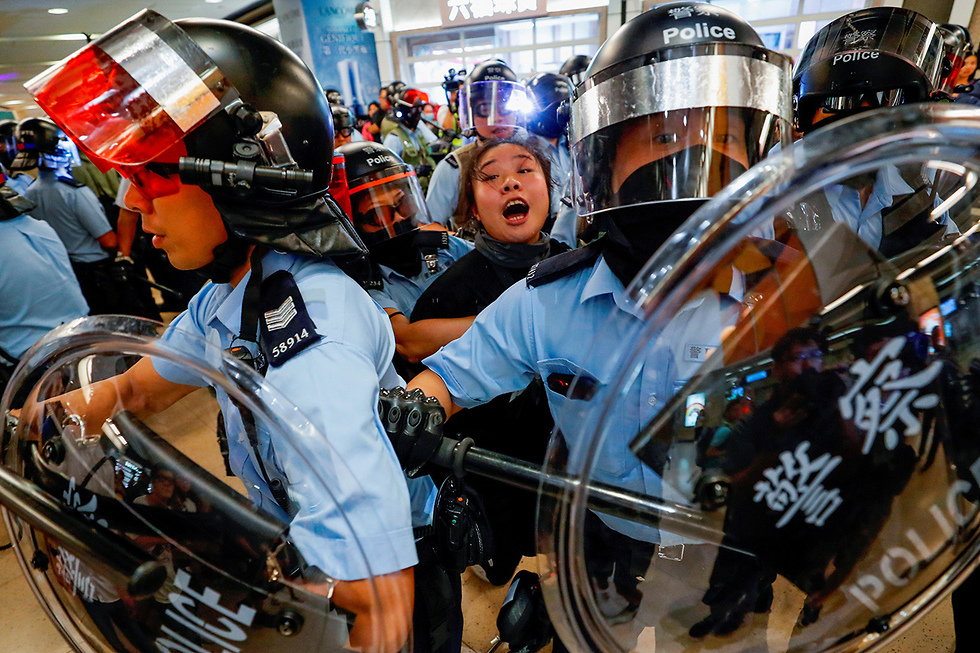 רויטרס תמונות השנה 2019 מעצר אישה מחאה רכבת הונג קונג ספטמבר (צילום: רויטרס)