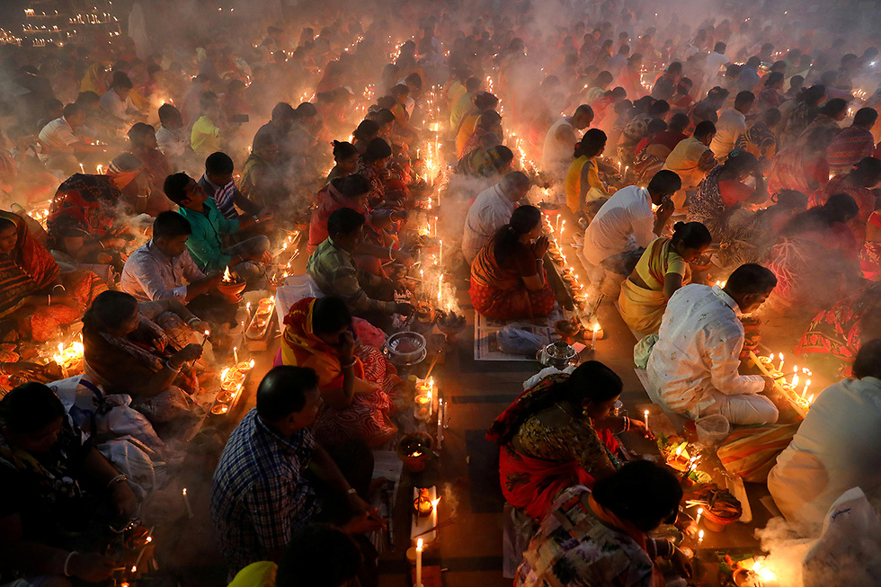 רויטרס תמונות השנה 2019 מאמינים הינדים מקדש בנגלדש נובמבר (צילום: רויטרס)