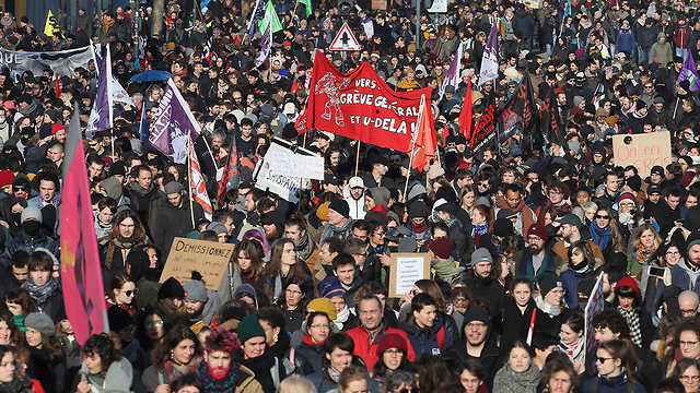 צרפת שביתה כללית הפגנה מחאה פנסיה פנסיות (צילום: AP)