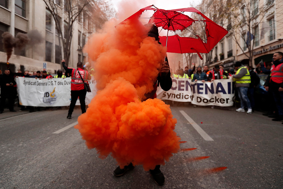 צרפת שביתה כללית הפגנה מחאה פנסיה פנסיות (צילום: EPA)