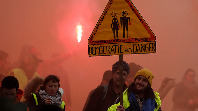צרפת שביתה כללית הפגנה מחאה פנסיה פנסיות (צילום: EPA)