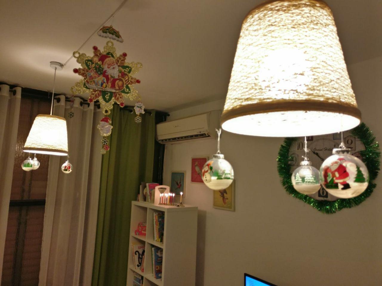 "В нашем доме мирно уживаются ханукия (на полке) и новогодние шарики". Фото: Денис Юнгман