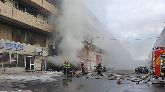 זירת השריפה במפעל התעשייה בתל אביב (צילום: דוברות כבאות הצלה)