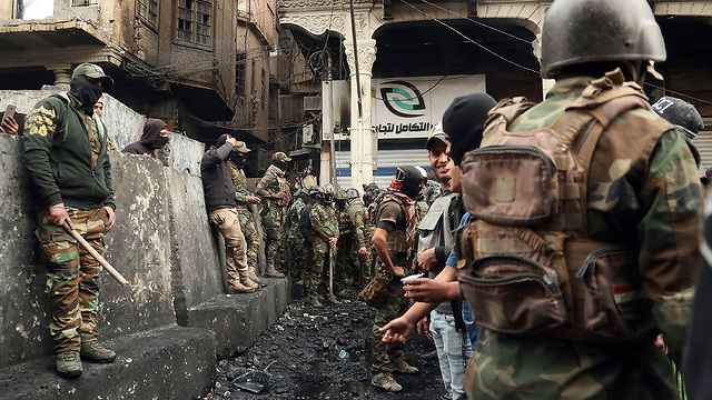עימותים בין מפגינים ל חיילים חמושים מחאה עיראק בגדד (צילום: AP)