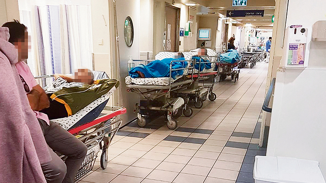 עומס במיון חולים מאושפזים במסדרונות (צילום: טל שחר)