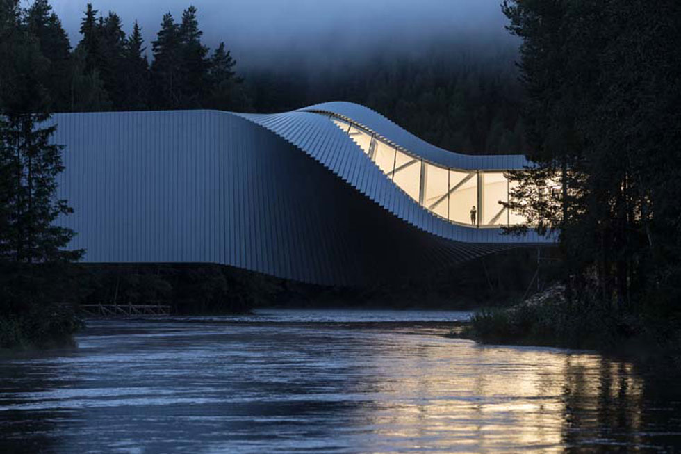 המוזיאון המתפתל בעיירה נורווגית, בתכנון משרד האדריכלים הדני Big, הוא תצלום השנה בקטגוריית צילום חוץ (צילום: Laurian Ghinitoiu/APA19/Sto)