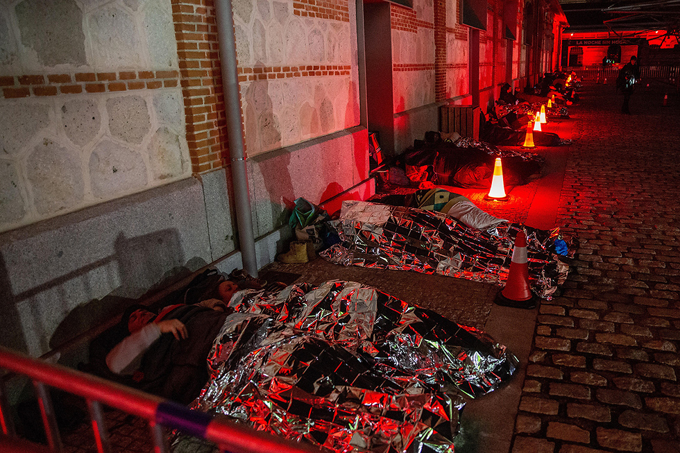 ישנים ברחוב למען הומלסים חסרי בית ב מדריד (צילום: EPA)