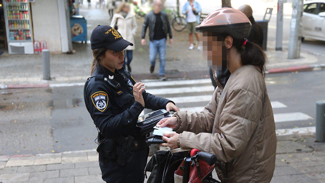 אכיפת משטרת ישראל רוכבי אופניים וקורקינטים בת