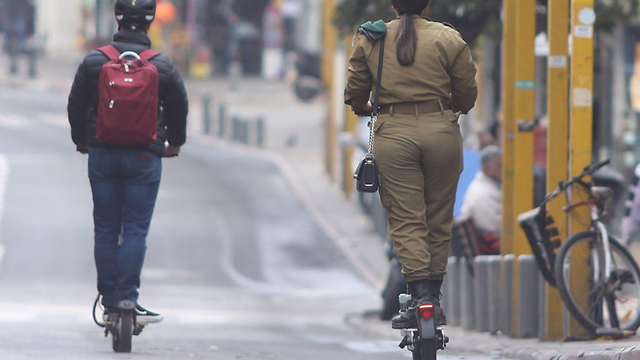 אכיפת משטרת ישראל רוכבי אופניים וקורקינטים בת